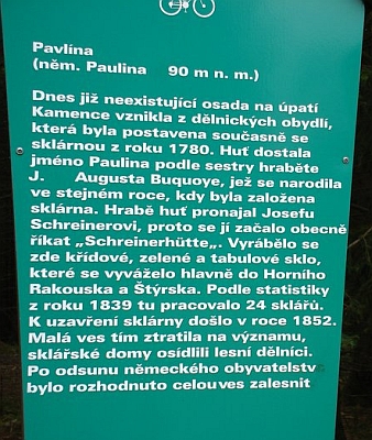 Co zbylo z huti Paulina na úpatí Kamence, nejvyššího z vrcholů celých Novohradských hor (nápis zmiňuje bratra Pauliny Jiřího Augusta Buquoye, zakladatelem huti byl však strýc jich obou Johann Nepomuk Buquoy)