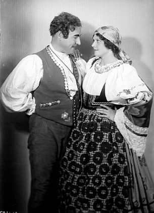 Na snímku z vídeňské premiéry Švandy dudáka jsou Karl Hammes jako Švanda a Margit Angererová jako Dorotka