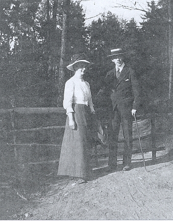 Baron Curt Maercken (1887-1945), autorčin otec, s druhou chotí Egona I. Poschingera Ellen Marií, roz. Banckovou