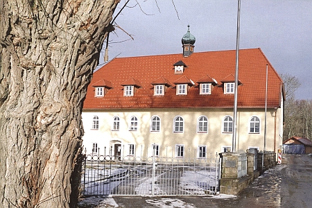"Herrenhaus" baronů von Poschinger ve Frauenau (dnes domov seniorů) a zvon z jeho vížky (28 cm vysoký a 19 cm v průměru)