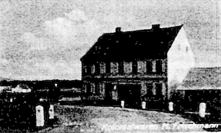 Nekvalitní, ale unikátní kopie fotografie Frischmannova koloniálu při kaplickém nádraží