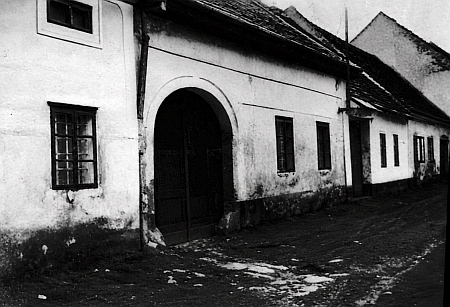 Rodný dům čp. 95 v Benešově nad Černou na snímku z její knihy