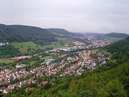 Město Albstadt v Bádensku-Württembersku, kde zemřel, má ve znaku jelení paroh a květ pupavy
