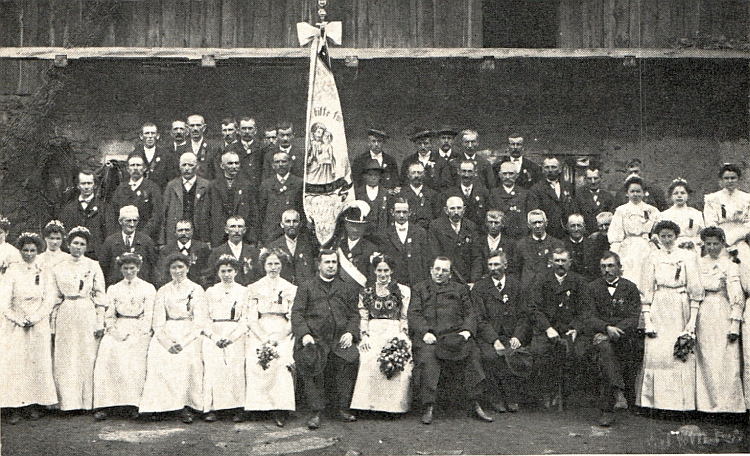 Na snímku ze svěcení praporu křesťanského spolku v Pěkné z roku 1912 sedí vpředu uprostřed napravo od dárkyně praporu Franzisky&nbsp;Scheiberové