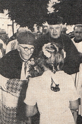 Při oslavě 60 let kněžství, za ním Josef Neubauer