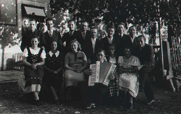 S rožmberskou mládeží roku 1934 opět s harmonikou