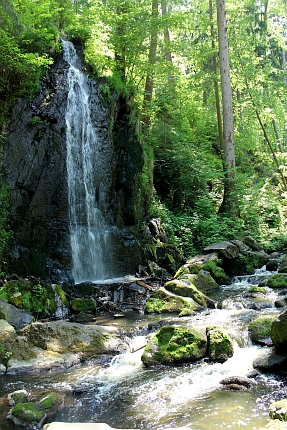 Umělý vodopád v Terčině údolí na pohlednici Josefa Seidela a na snímku z roku 2011