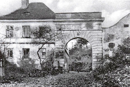 Dolní brána v Nových Hradech v Údolní ulici, postavená roku 1829 v empírovém slohu a dnes už neexistující