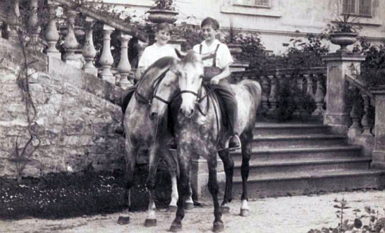 Rudolf s bratrem Johannem (1925-1943) před zámkem v Nových Hradech