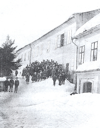 Škola v Rychnůvku v zimě roku 1924, kdy tu ještě učil, s dětmi ročníku narození 1911