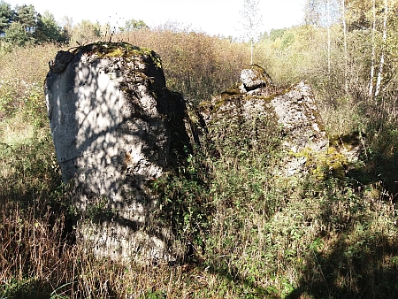 Ruiny bunkru, demonstrativně zničeného při Hitlerově návštěvě obsazených území v říjnu 1938