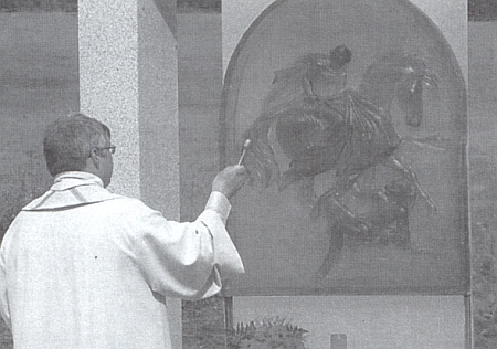 V srpnu roku 2010 byl na základech bývalého kostela sv. Martina vztyčen památník
se zpodobením světcovým (viz i Kilian Heigl)