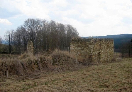 Trosky statku Kraunat v Bučí na snímcích z roku 1965 a 2009