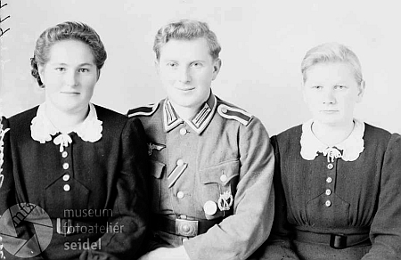 Snímek s datem 22. listopadu 1944 z fotoateliéru Seidel ho zachycuje v uniformě wehrmachtu zřejmě na dovolené z fronty a v popisu nechybí ani adresa "Putschen 11"