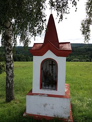 Základy nejjižnějšího statku u silnice na Světlík a kaplička na východním okraji zaniklé obce