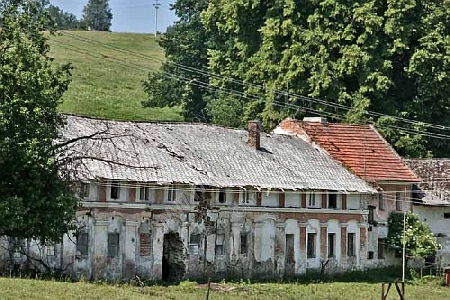 ... jakož i Vatětice - sluší se asi poznamenat, že když jeden z potomků Müllerových usiloval po roce 1989o restituci a neuspěl, zastřelil se v Mouřenci před rodovou hrobkou svých předků, která byla vypleněna