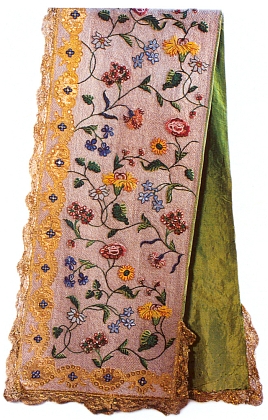 Závoj ze soupravy šatů pro milostnou sošku Panny Marie Kájovské, věnovaný jí posledním opatem zlatokorunským