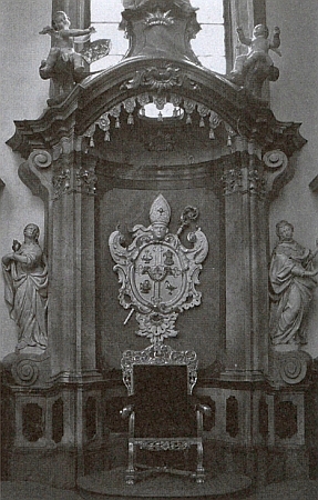 Opatské křeslo s Bylanského znakem mezi alegoriemi Víry, naděje a Lásky v presbyteriu zlatokorunského klášterního kostela
