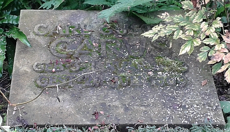 Hrob na drážďanském hřbitově Trinitatisfriedhof
