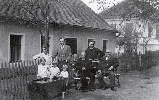 Učitelský sbor školy na Libínském Sedle v roce 1929, zprava řídící učitel Viktor Zimmer, kaplan Neubauer, farář Karl Amann, Ignaz Cely, jeho žena Maria a tři dcery (viz i Otto Tanzer)