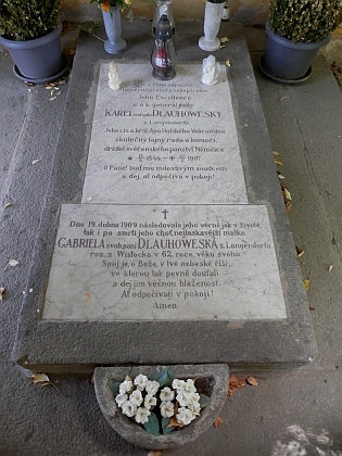 Hrobka Dlauhoweských v Česticích (2021)
