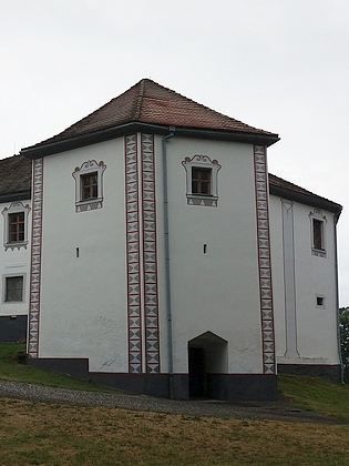 Jedno ze sídel rodu Chanovských z Dlouhé Vsi - zámek v Chanovicích