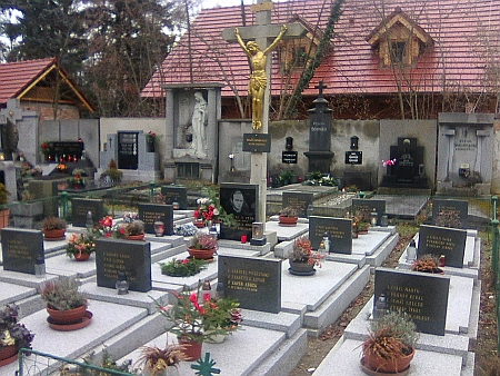 Hroby členů kongregace Nejsvětější Svátosti na českobudějovickém hřbitově v Mladém