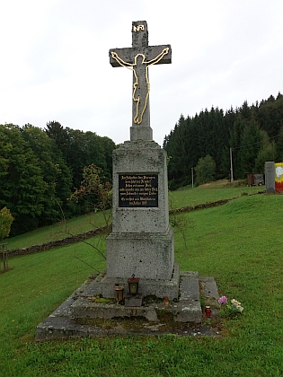 Obnovený kříž a památník "Společná cesta" na někdejším hřbitově v Hamrech