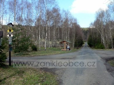 Rozcestník a odpočívadlo na rozcestí zvaném "U Gertrudy" je kromě cesty samé, tvořící dnes i hraniční přechod do Helmhofu, to jediné, co tady po lidech a Christofových rodných Zadních Chalupách vůbec zbylo (viz i Anton Schott)