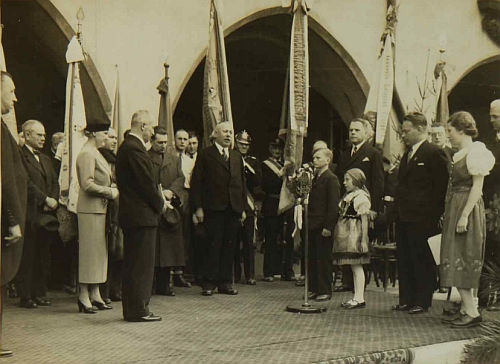 Tady ho vidíme uprostřed snímku z přivítání prezidenta Beneše s chotí roku 1937 před českokrumlovskou radnicí