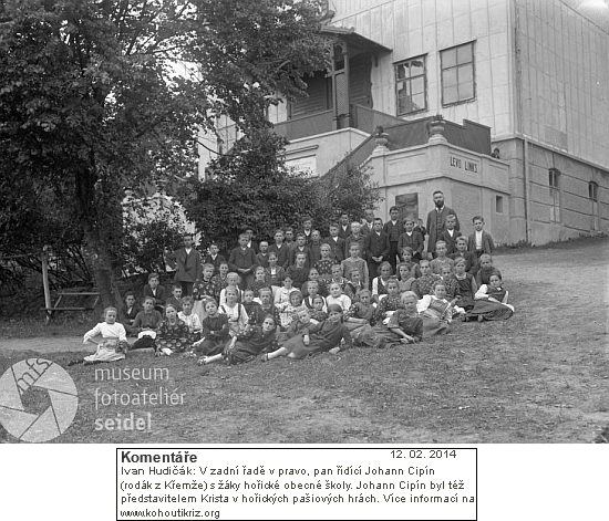 S hořickými dětmi před divadelní budovou zdejších pašijových her stojí vpravo vzadu s plnovousem a snímek provází v internetové fotobance i doporučení stránek Kohoutího kříže