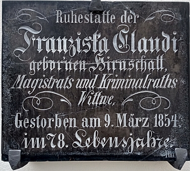 Hrob na českobudějovickém staroměstském hřbitově se nedochoval, snímky zachycují rodinnou hrobku jeho bratra Friedricha (1808-1842), jednoho z prvních lékařů městské nemocnice (prostřední hrobka ve skupině tří vyšších) a náhrobní desku matčinu (stav před a po restaurování (2020 a 2026)