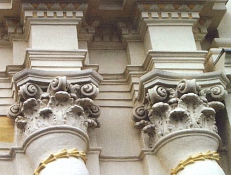 Detail barokních architektonických článků poutního kostela v Dobré Vodě