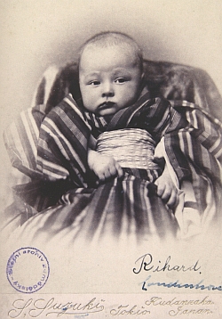 Půlroční Richard na snímku z Tokia roku 1895