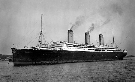 S Idou Roland na palubě zaoceánské lodi Berengaria (po dokončení v červnu 1913 byla největší osobní lodí na světě) při plavbě z New Yorku do Evropy