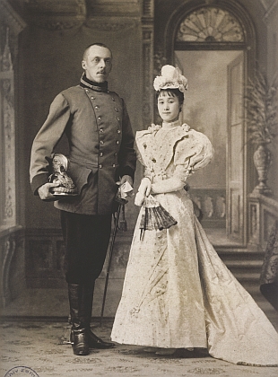 Se svým mužem roku 1892
