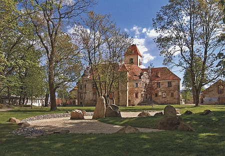 Zahrada míru před zámkem v Poběžovicích, vybudovaná na její památku týmem japonských architektů a umělců v roce 2015