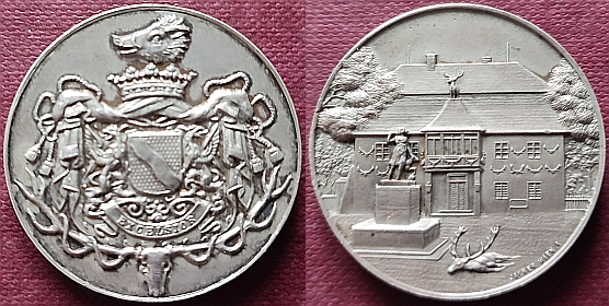 Stříbrná medaile rodu Coudenhove-Kalergiv s motivem zámečku Dianahof