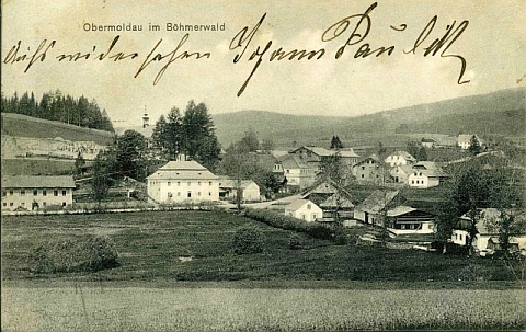 Horní Vltavice se školou jako ústředním motivem v době jejího dětství na pohledníci prachatického Pohlova nakladatelství