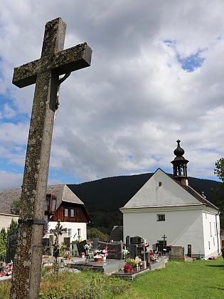 Kostel sv. Rodiny a sv. Jana Nepomuckého v Horní Vltavici