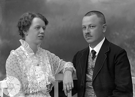 Jeho syn a jmenovec na snímích od Seidelů s manželkou v roce 1914 a 1927