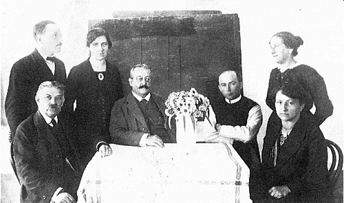 Na snímku učitelského sboru v Dolním Dvořišti ze školního roku 1921/22 sedí uprostřed, první zleva sedí Franz Stuchel