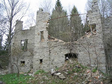 Ruiny školy ve Světlých Horách na snímku z května 2004...