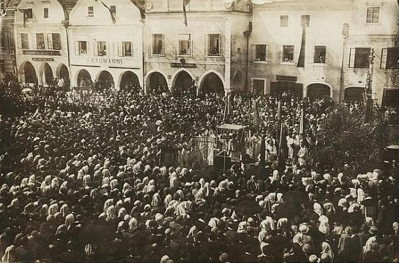 Snímek z eucharistického kongresu ve Slavonicích, který se konal ve dnech 29.-30. června 1929 pro katolíky jižní, západní a střední Moravy - pontifikální mši celebroval probošt Emanuel Waldstein-Wartenberg z Mikulova, vystoupil též prof. Danziger z Českých Křídlovic (Groß-Grillowit), Theodor Deimel ze Slavonic a děkan Christian Honsig z Jihlavy