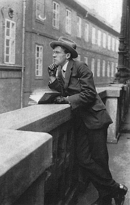 Jeho otec Hans Demetz, dramaturg Nového německého divadla v Praze, na pravém snímku na ochozu pražského Stavovského divadla
