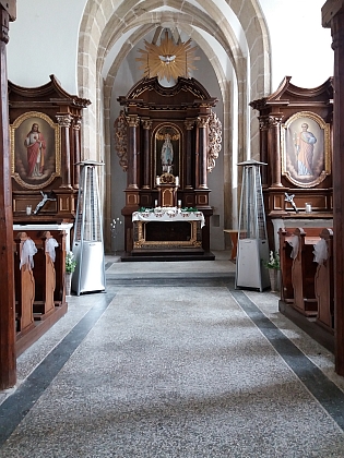 Kaple Navštívení Panny Marie vedle kostela ve Svérazi, odkud byl pravděpodobně přemístěn oltářní obraz do kaple v Horní světlé