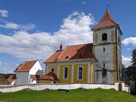 Kostel ve Svérazi, kde byl pokřtěn a pamětní deska na jeho zdi s připomínkou obcí ve farnosti, včetně zaniklé rodné Horní Světlé (Ober Zwiedlern)