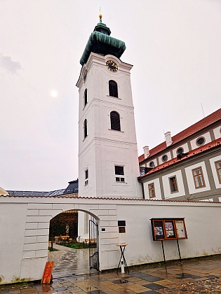 Pamětní deska na u vstupu do zahrady pod Bílou věží v někdejším českobudějovickém dominikánském klášteře a později piaristickém gymnáziu
