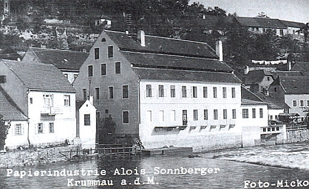 Wozelkovu přádelnu v Českém Krumlově koupil v roce 1926 Alois Sonnberger rodem
z dnes zaniklých Kaplických Chalup a přebudoval ji na papírenský závod