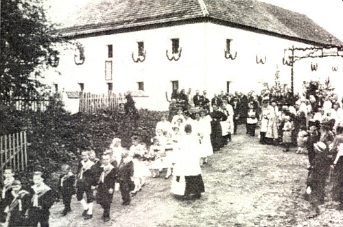 Od rodného statku v Polečnici vychází slavnostní průvod k jeho primici